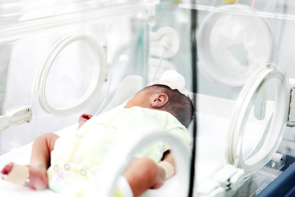 Cuidados neonatais no hospital.